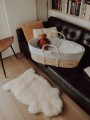 Wysciolka szara z bawelny organicznej z koszem mojżesza Ahojbaby na kanapie