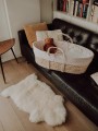 Wyściółka różowa z bawełny organicznej z koszem mojżesza Ahojbaby na sofie