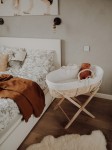 Stojak Smart naturalny do kosza mojżesza w salonie