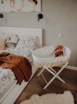 Stojak Smart biały do kosza mojżesza w sypialni