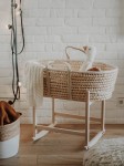 Kołyska RockingBaby - naturalna -w salonie z profilu